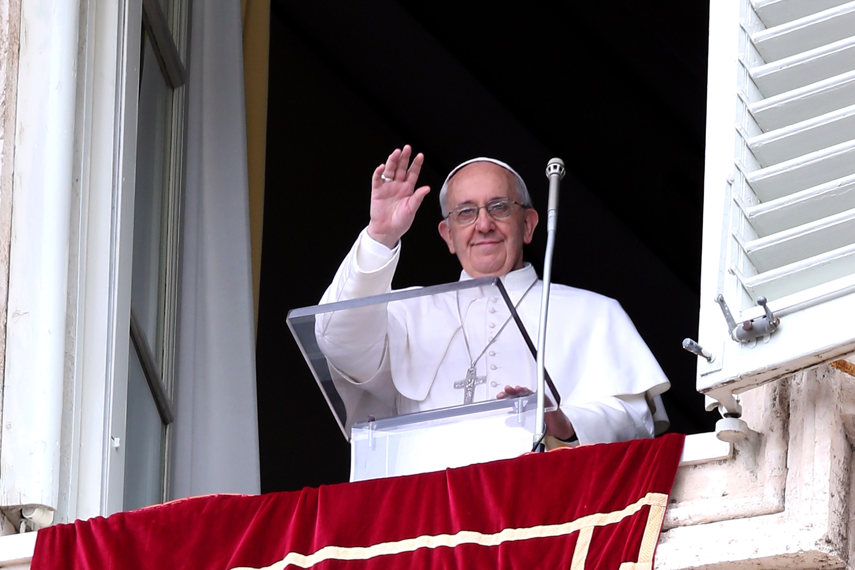 “Cada bautizado está llamado a testimoniar, con las palabras y con la vida, que Jesús ha resucitado, que está vivo y presente en medio de nosotros”: Francisco