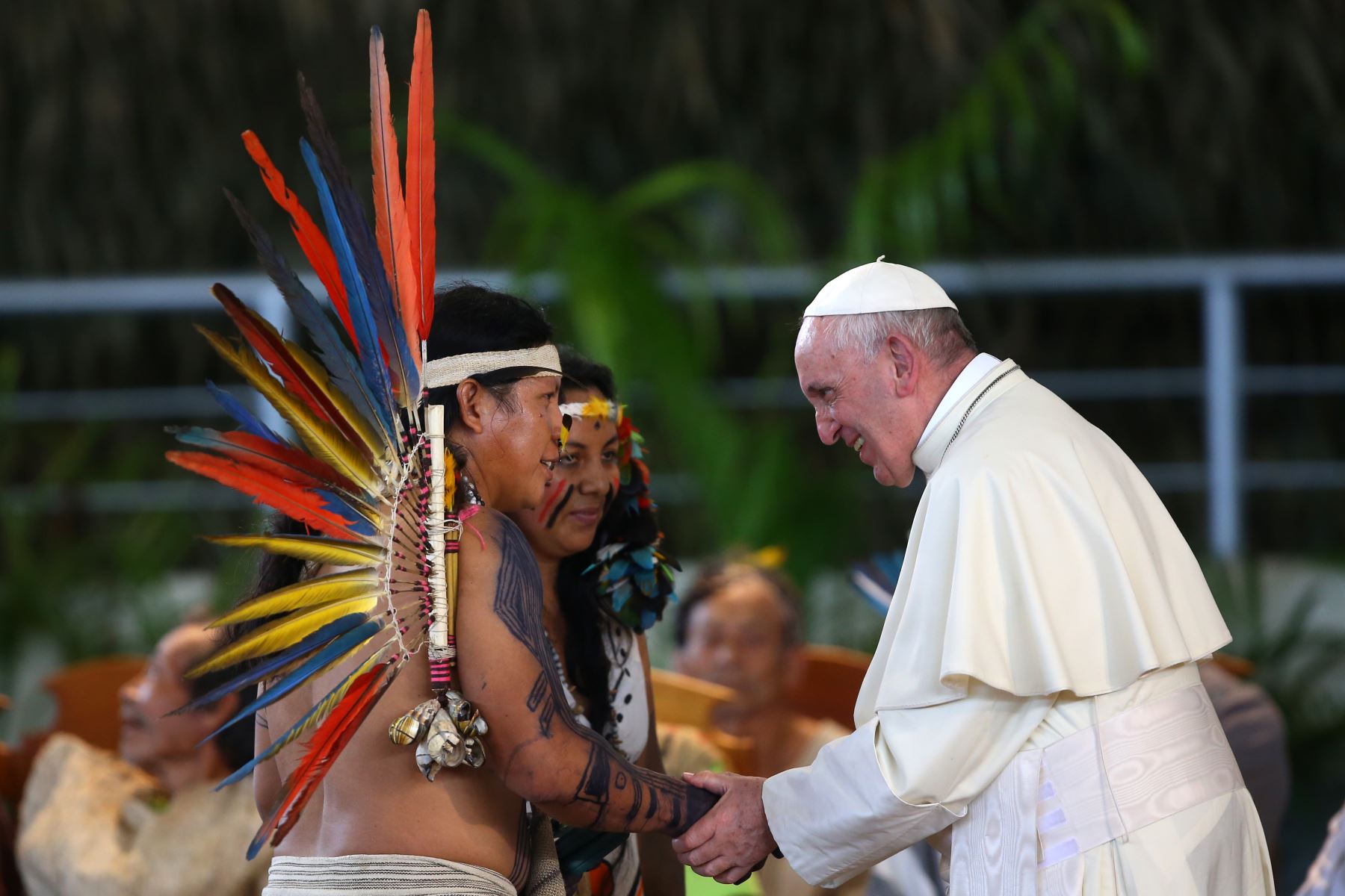 https://arquimedia.s3.amazonaws.com/2/editorial/papa-francisco-con-indgenasjpg.jpg