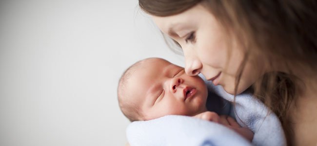 https://arquimedia.s3.amazonaws.com/2/editorial/madre-abraza-bebe-pjpg.jpg