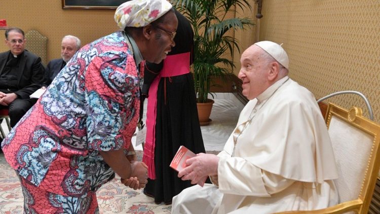 La Iglesia es mujer, hay que "desmasculinizarla": Papa Francisco