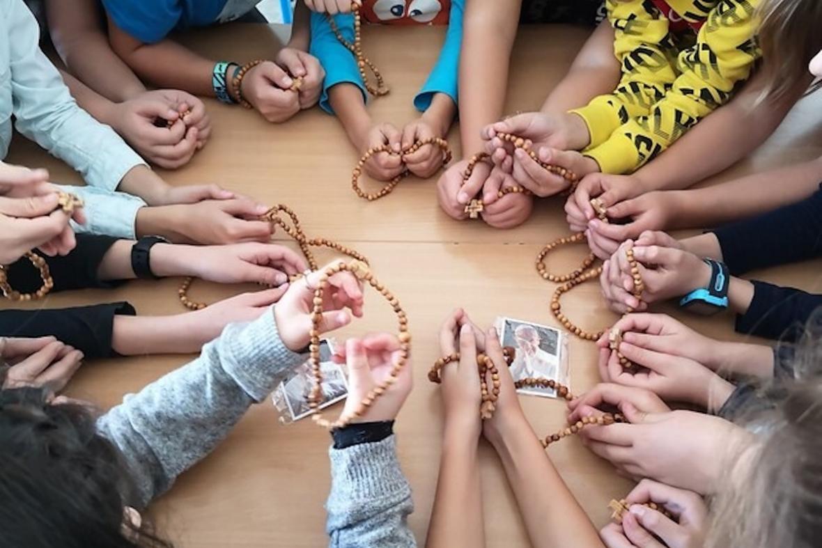 Niños rezan el rosario en el mundo