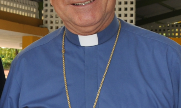 https://arquimedia.s3.amazonaws.com/2/doris/froilan-casas-obispopng.png