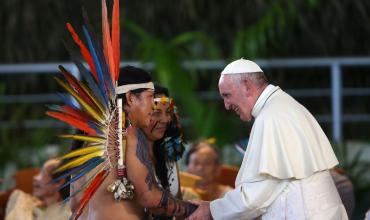 https://arquimedia.s3.amazonaws.com/2/editorial/papa-francisco-con-indgenasjpg.jpg