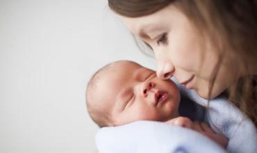 https://arquimedia.s3.amazonaws.com/2/editorial/madre-abraza-bebe-pjpg.jpg